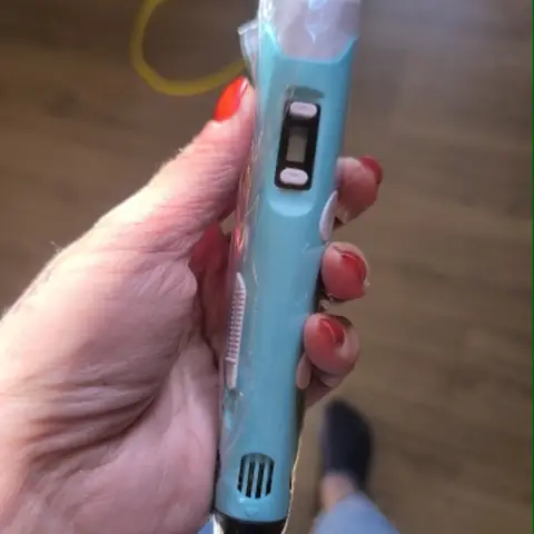 Foto de una compradora con el lápiz 3D celeste en la mano