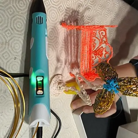 Foto de figuras hechas con el lápiz 3D junto al lápiz